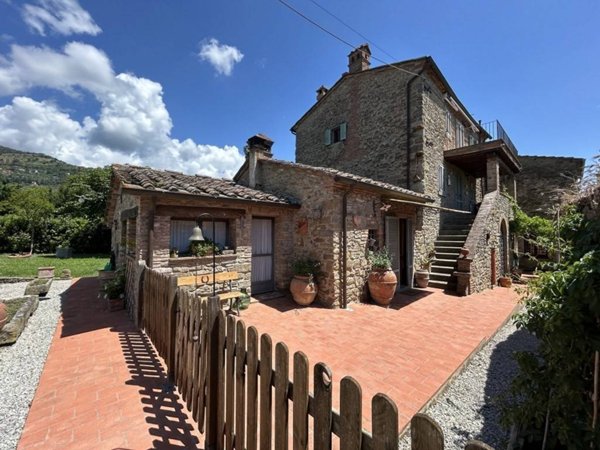 casa indipendente in vendita a Cortona in zona Camucia