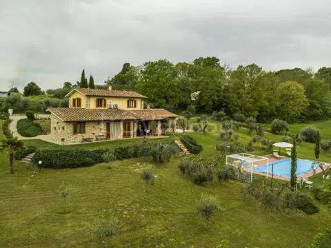 casa indipendente in vendita a Cortona