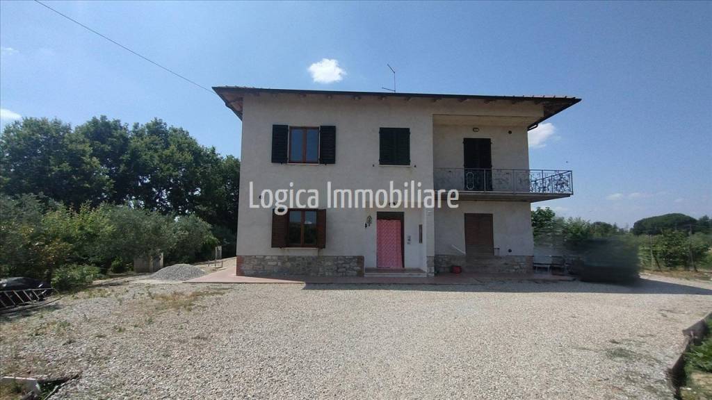 casa indipendente in vendita a Cortona