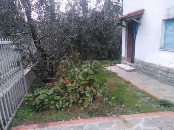 casa indipendente in vendita a Cortona