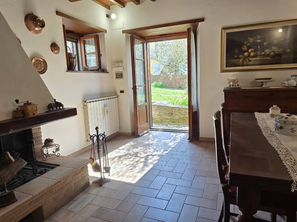 casa indipendente in vendita a Cortona in zona Terontola