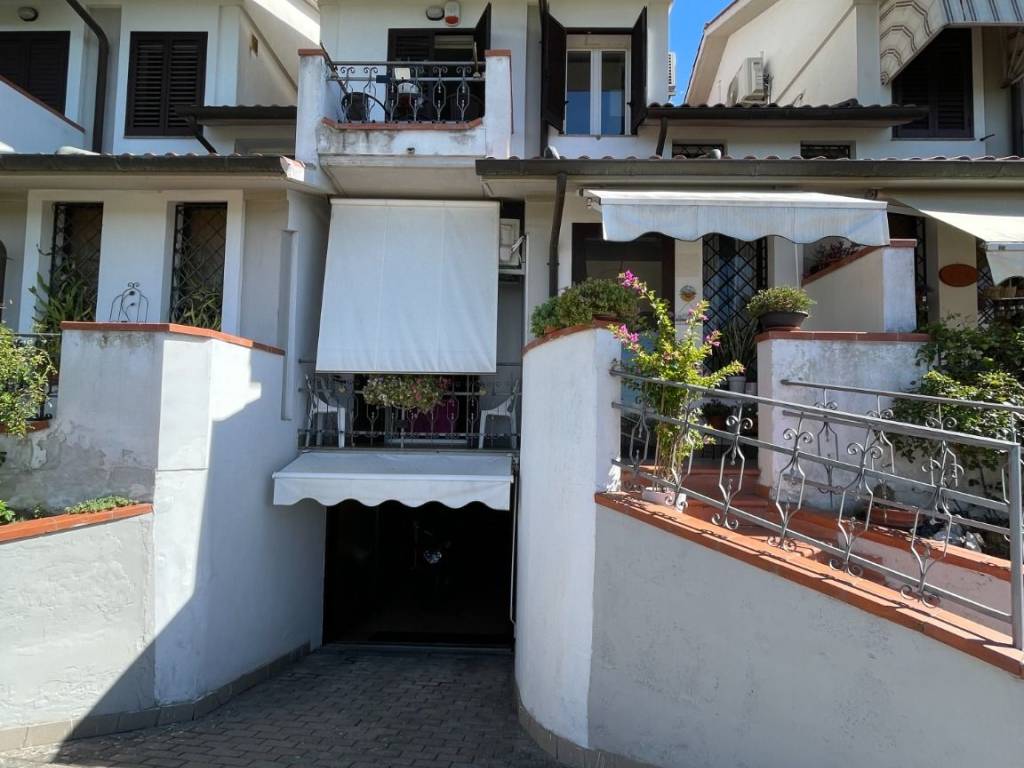 casa indipendente in vendita a Cortona in zona Camucia