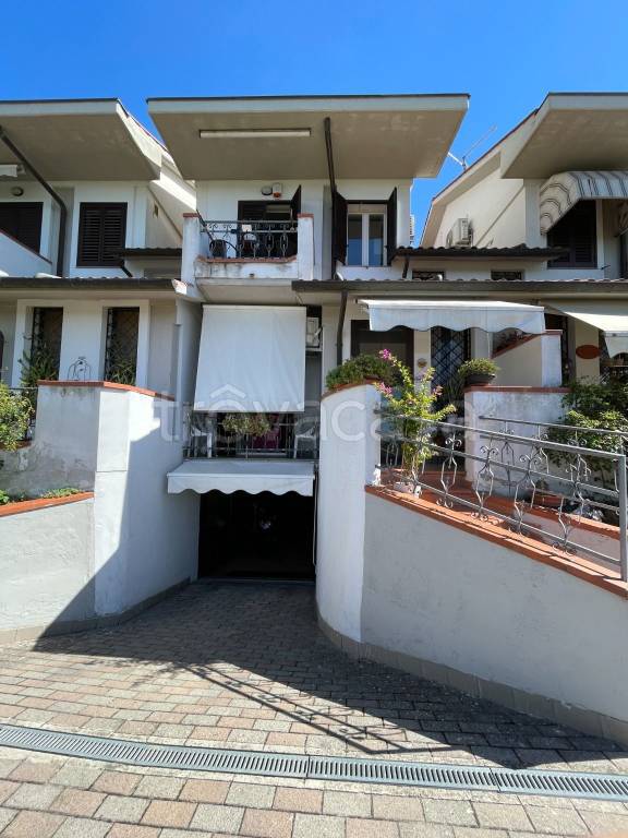 casa indipendente in vendita a Cortona in zona Camucia