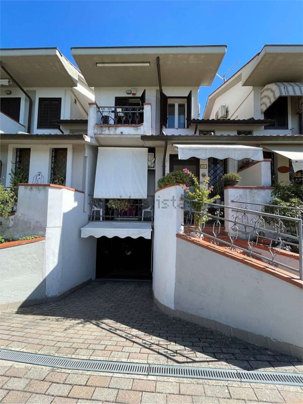 casa indipendente in vendita a Cortona in zona Camucia