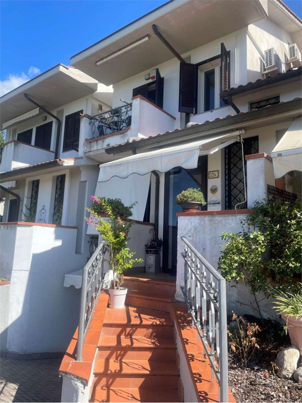 casa indipendente in vendita a Cortona in zona Camucia