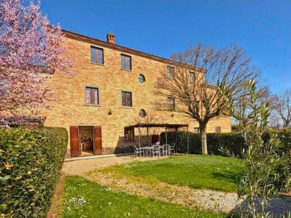 casa indipendente in vendita a Cortona