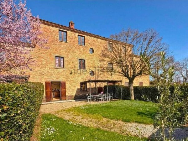 casa indipendente in vendita a Cortona