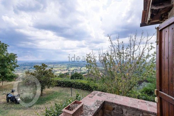 casa indipendente in vendita a Cortona