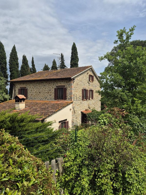 casa indipendente in vendita a Cortona