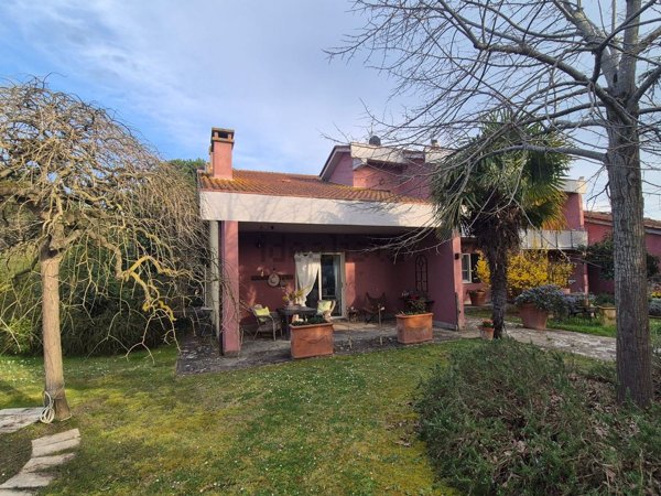 casa indipendente in vendita a Cortona in zona Montecchio