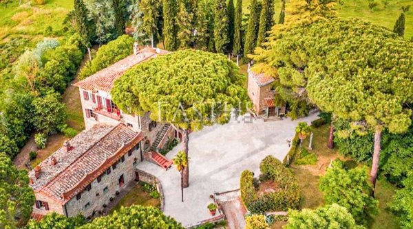 casa indipendente in vendita a Cortona