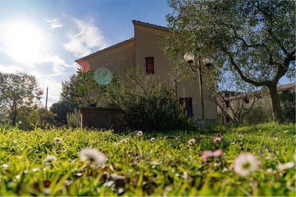 casa indipendente in vendita a Cortona
