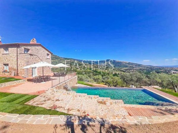 casa indipendente in vendita a Cortona