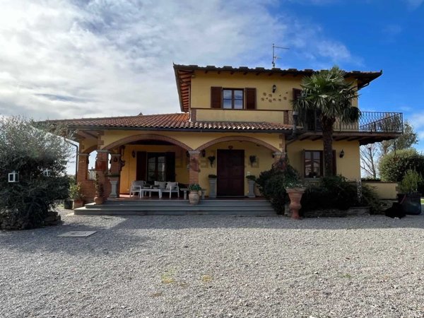 casa indipendente in vendita a Cortona in zona Camucia