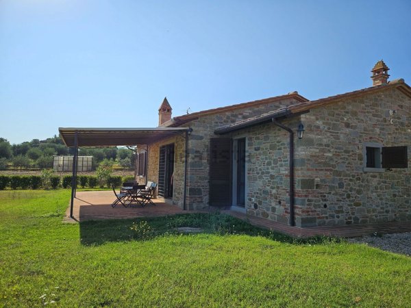 casa indipendente in vendita a Cortona