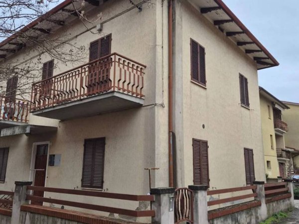 casa indipendente in vendita a Cortona in zona Camucia