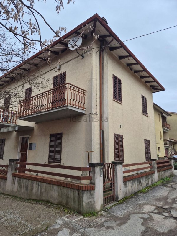 casa indipendente in vendita a Cortona in zona Camucia