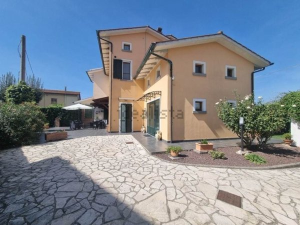 casa indipendente in vendita a Cortona in zona Camucia