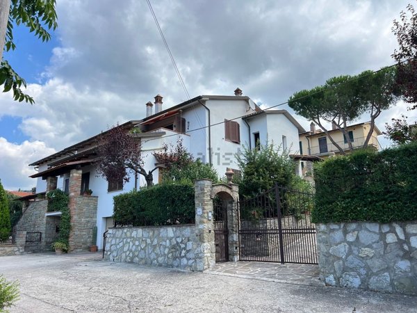 casa indipendente in vendita a Cortona in zona Camucia