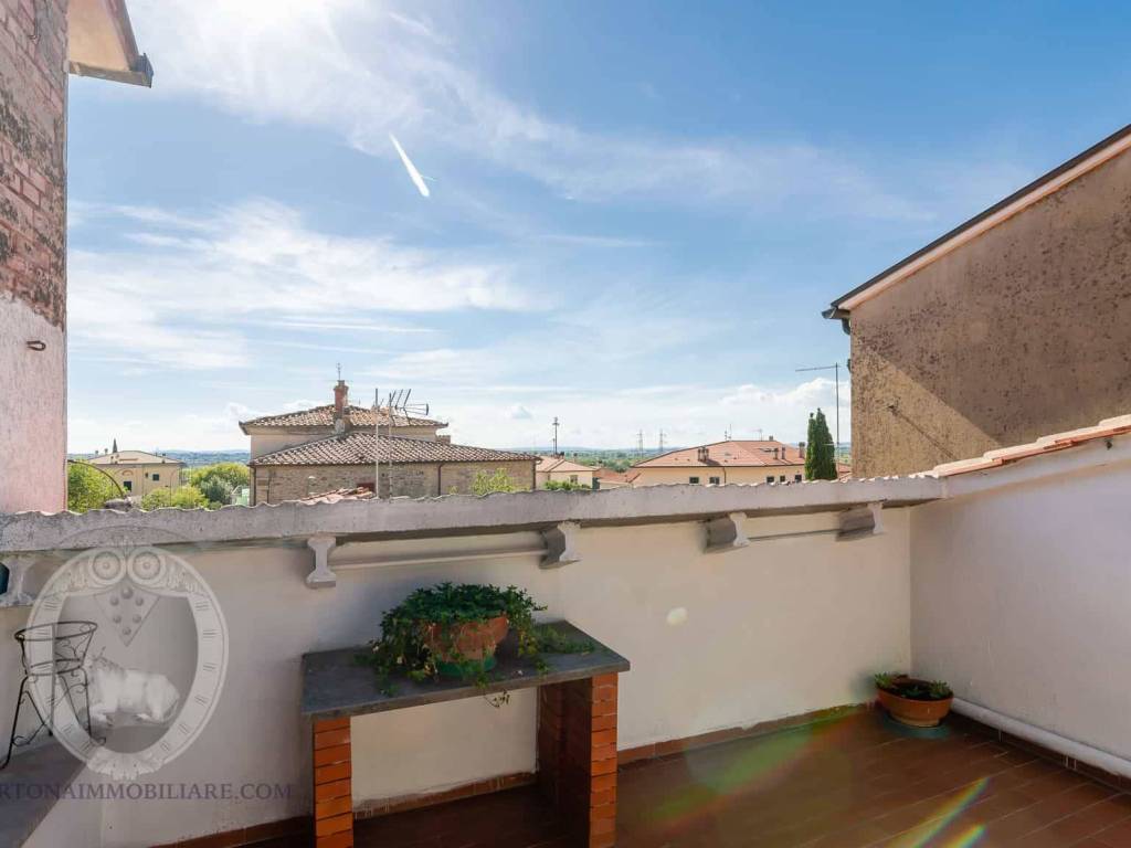 casa indipendente in vendita a Cortona in zona Camucia