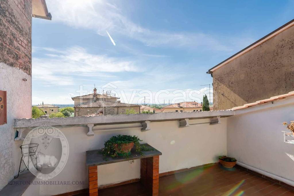 casa indipendente in vendita a Cortona in zona Camucia