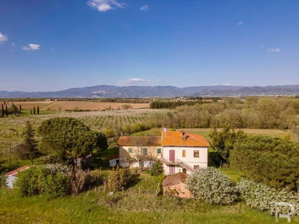 casa indipendente in vendita a Cortona
