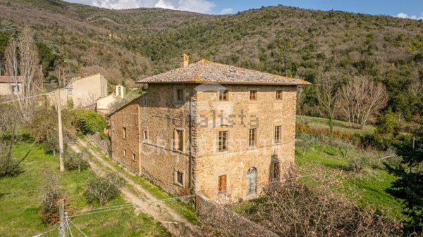 casa indipendente in vendita a Cortona