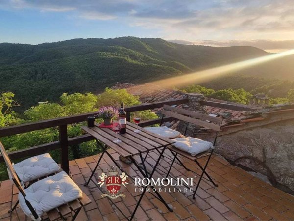 casa indipendente in vendita a Cortona