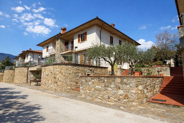 casa indipendente in vendita a Cortona