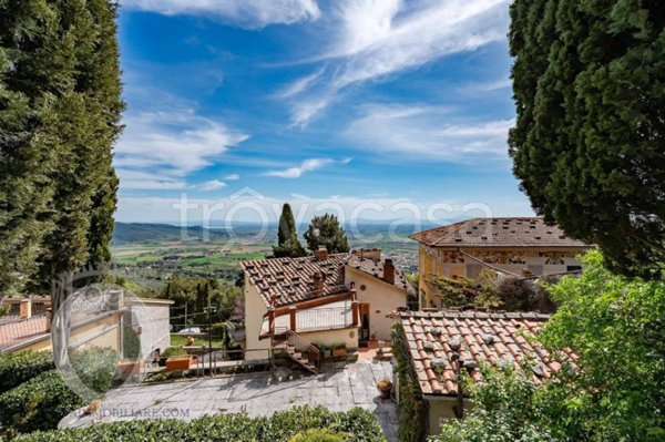 casa indipendente in vendita a Cortona