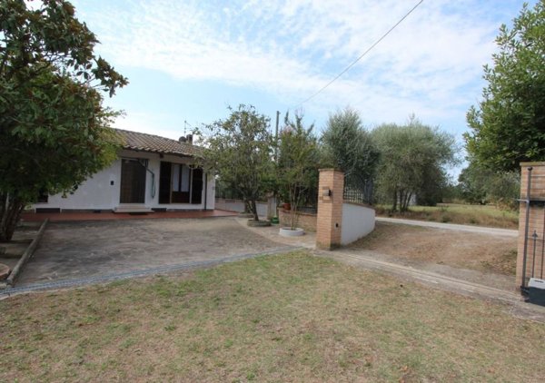 casa indipendente in vendita a Cortona