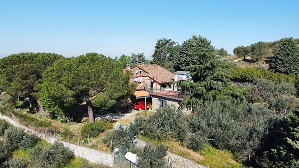 casa indipendente in vendita a Cortona