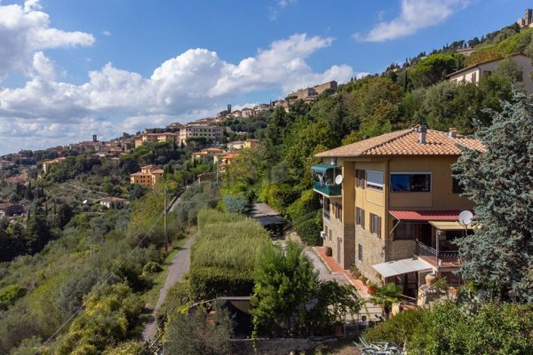 casa indipendente in vendita a Cortona