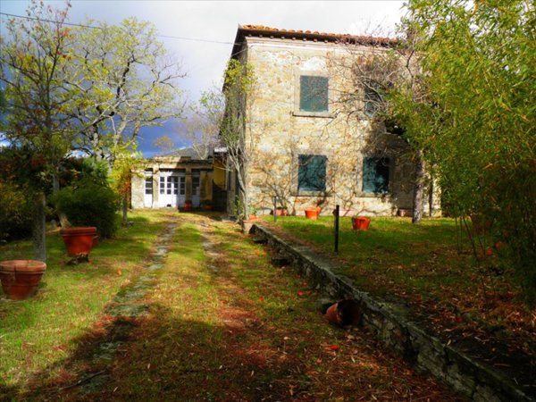 casa indipendente in vendita a Cortona