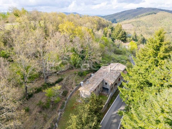 casa indipendente in vendita a Cortona