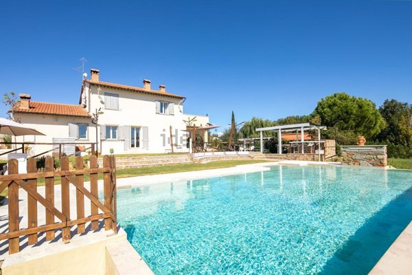 casa indipendente in vendita a Cortona