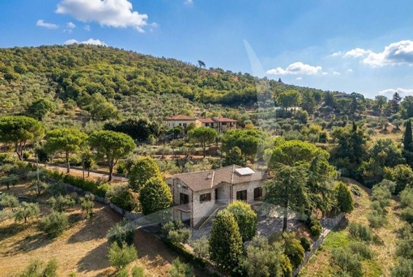 casa indipendente in vendita a Cortona