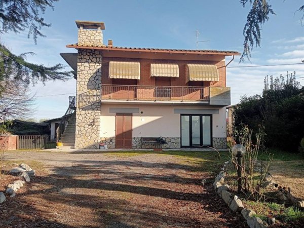 casa indipendente in vendita a Cortona
