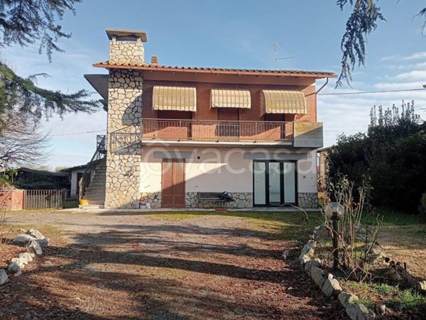 casa indipendente in vendita a Cortona
