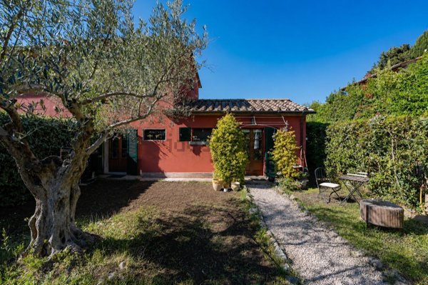 casa indipendente in vendita a Cortona