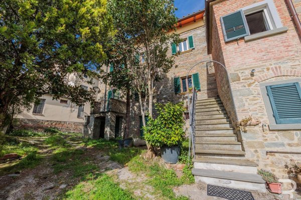 casa indipendente in vendita a Cortona