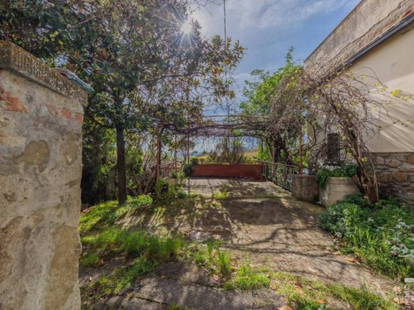 casa indipendente in vendita a Cortona