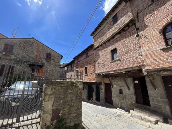 casa indipendente in vendita a Cortona