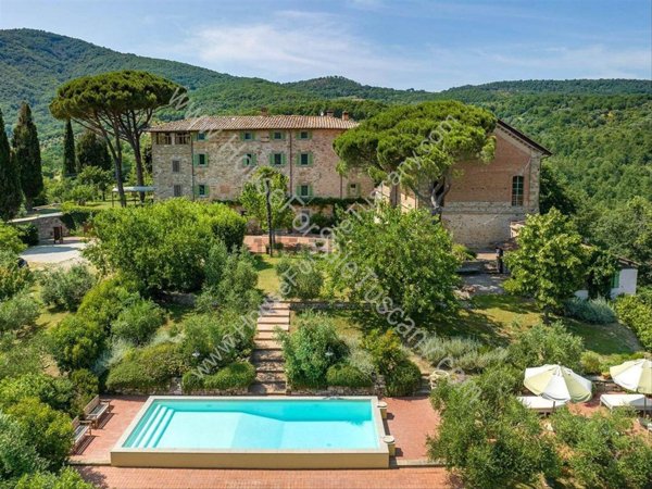 casa indipendente in vendita a Cortona