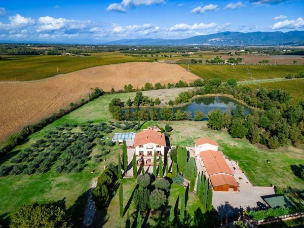 casa indipendente in vendita a Cortona