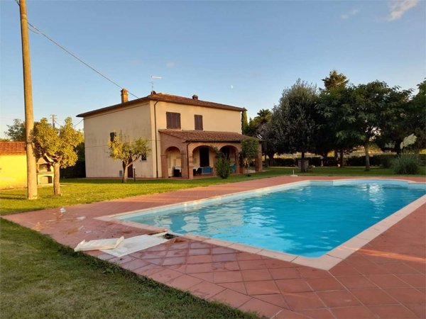 casa indipendente in vendita a Cortona