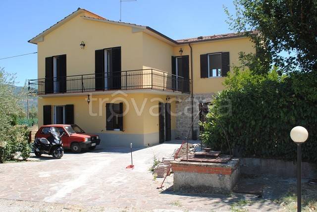 casa indipendente in vendita a Cortona