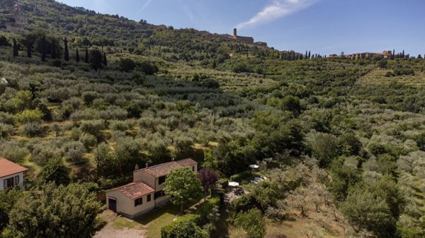 casa indipendente in vendita a Cortona