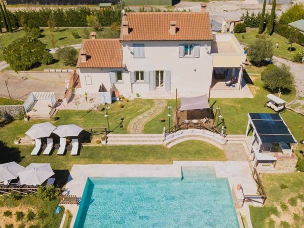 casa indipendente in vendita a Cortona