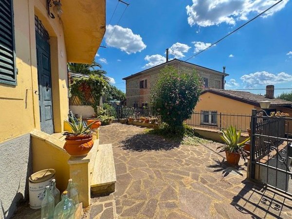 casale in vendita a Cortona in zona Terontola